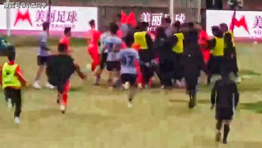 开云体育官方入口_比赛中球员身手敏捷，场面一度火爆的简单介绍