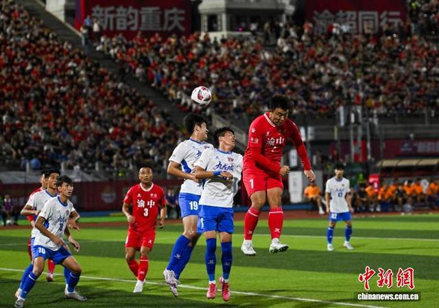 开云体育亚洲官网_比赛中球员积极拼抢争夺胜利