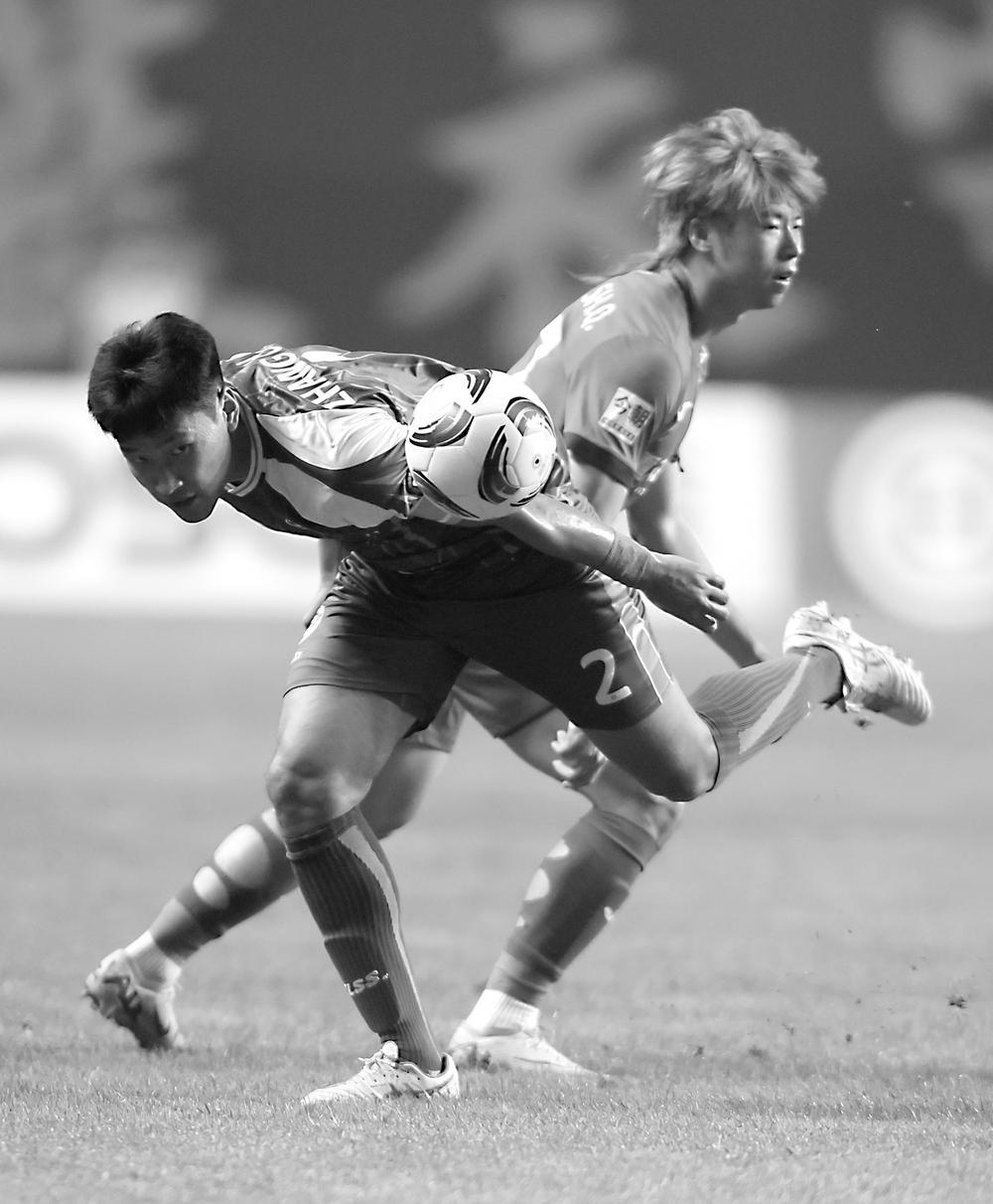 比赛中球员积极拼抢争夺胜利