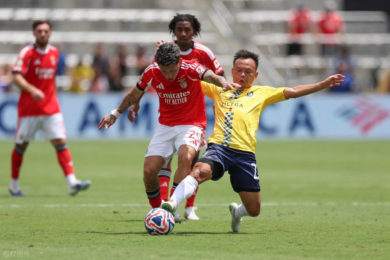 球队老将受伤，青年球员得以亮相